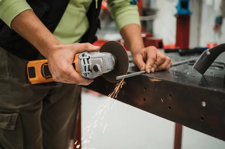 Trabajo con amoladora sobre metal