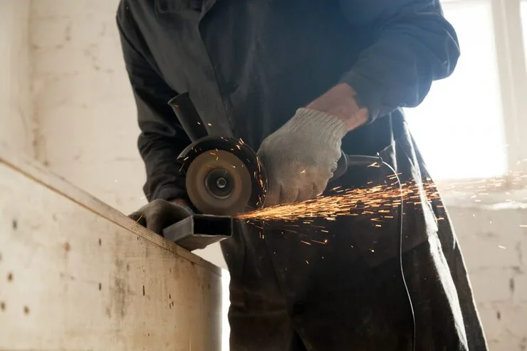 Amoladora angular cortando un tubo de metal