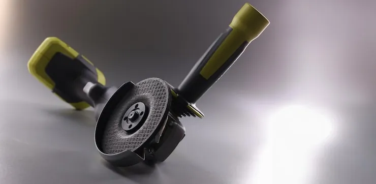 Trabajo con amoladora sobre metal