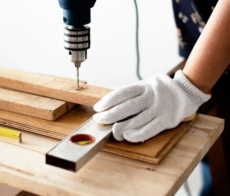 Perforando un tablon de madera con taladro