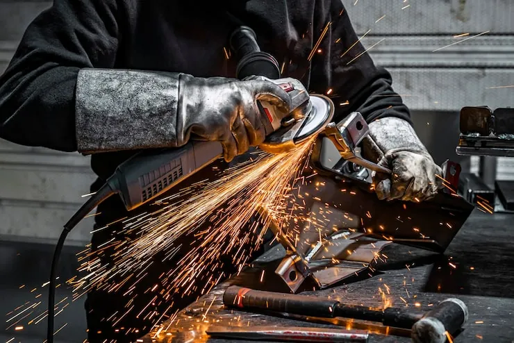 Trabajo con amoladora sobre metal
