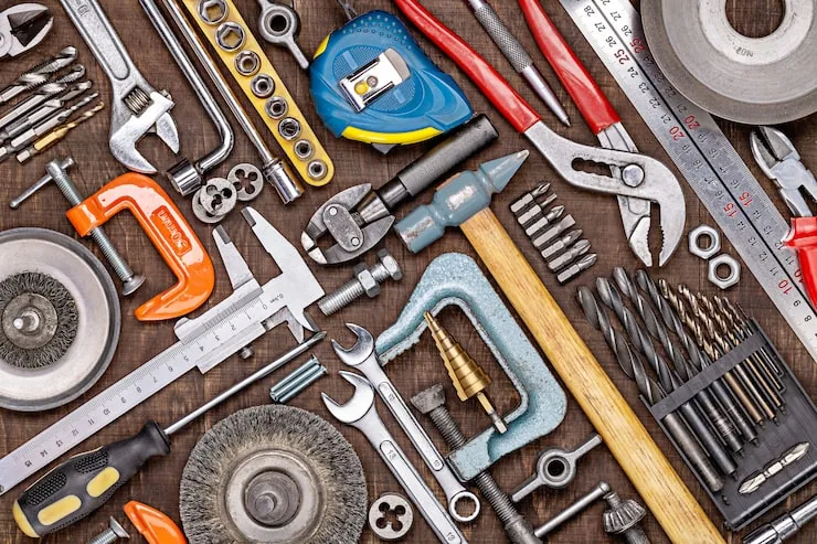 Herramientas de bricolaje sobre un banco de trabajo