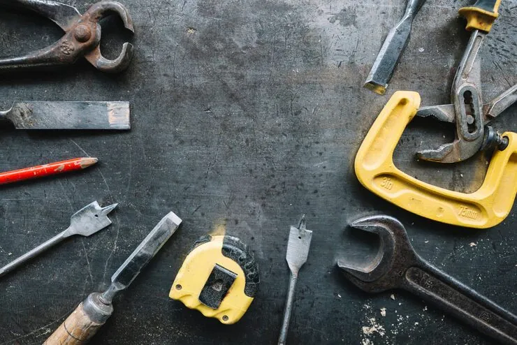 Herramientas de bricolaje sobre un banco de trabajo