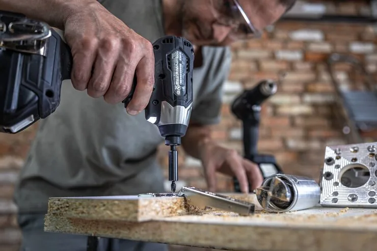 Atornillando un tornillo autorroscante en madera