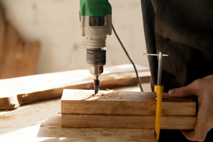 Herramientas de bricolaje sobre un banco de trabajo