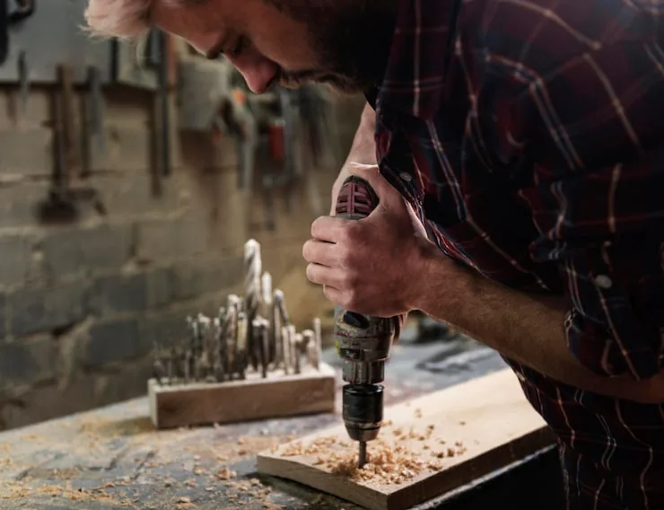 Taladro atornillador en uso sobre madera