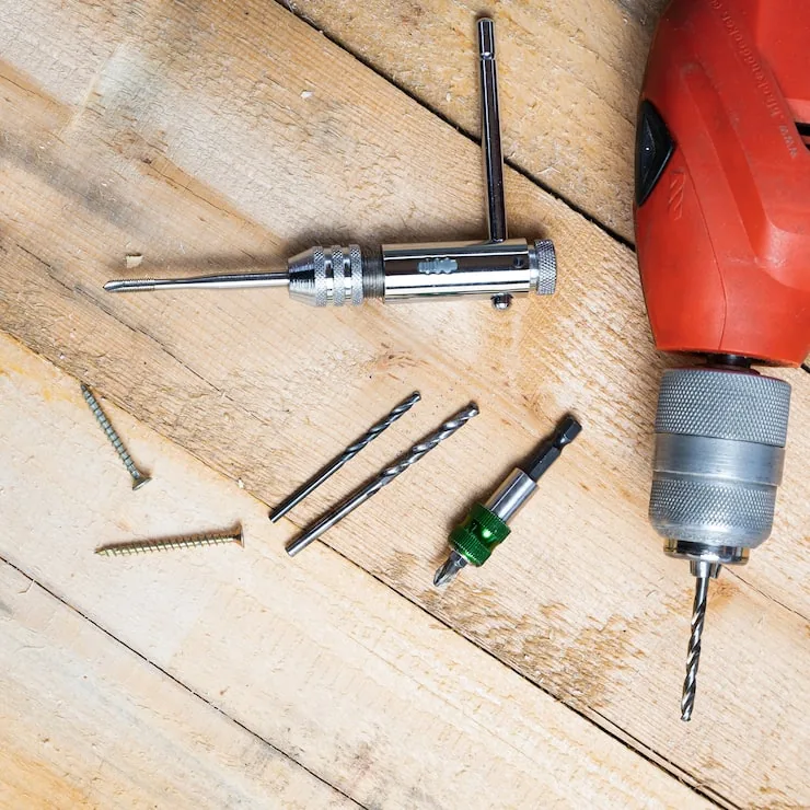 Taladro electrico y accesorios sobre una superficie de madera