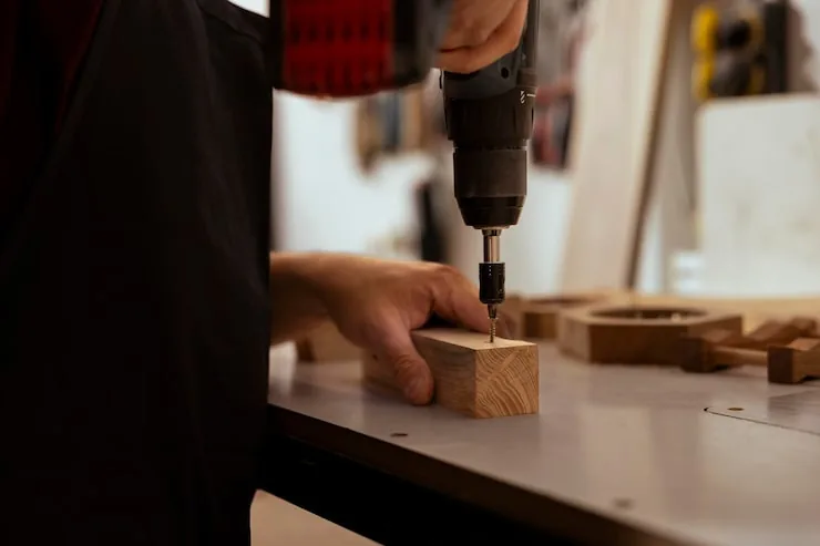 Perforacion electrica en un taller de carpinteria