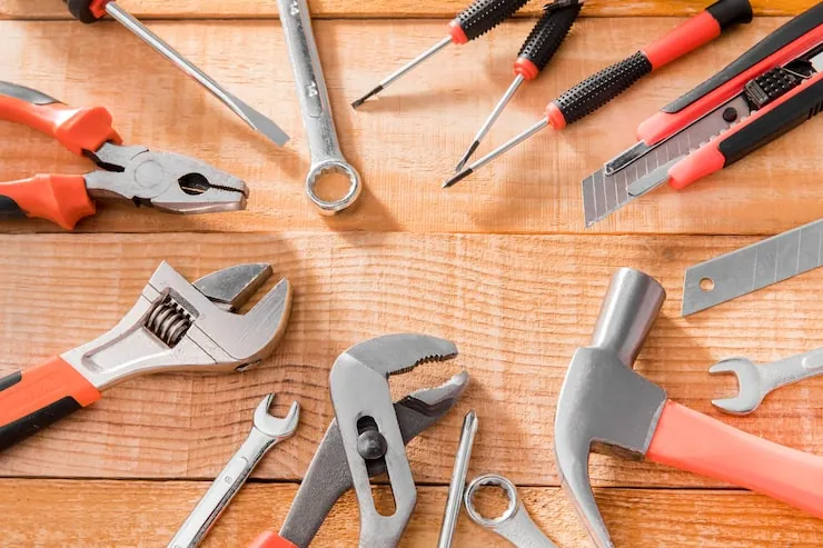 Herramientas de bricolaje sobre un banco de trabajo