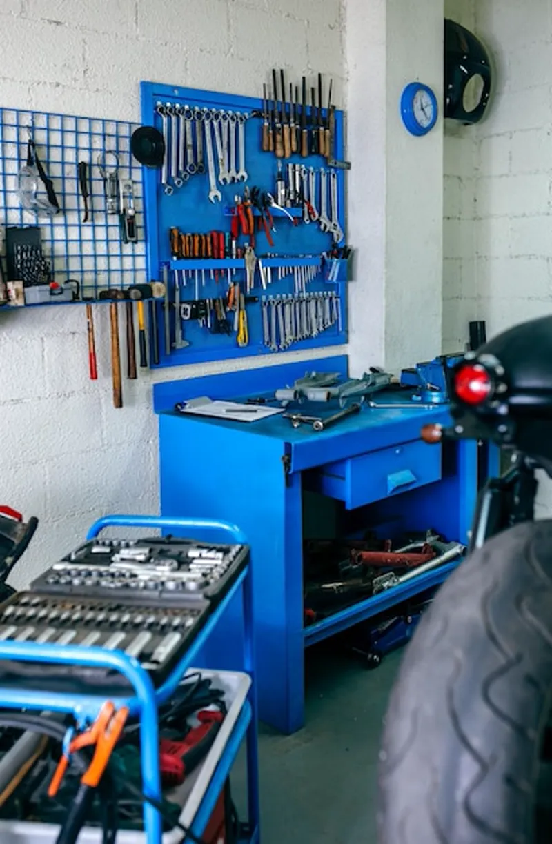 Taller profesional con herramientas de bricolaje organizadas